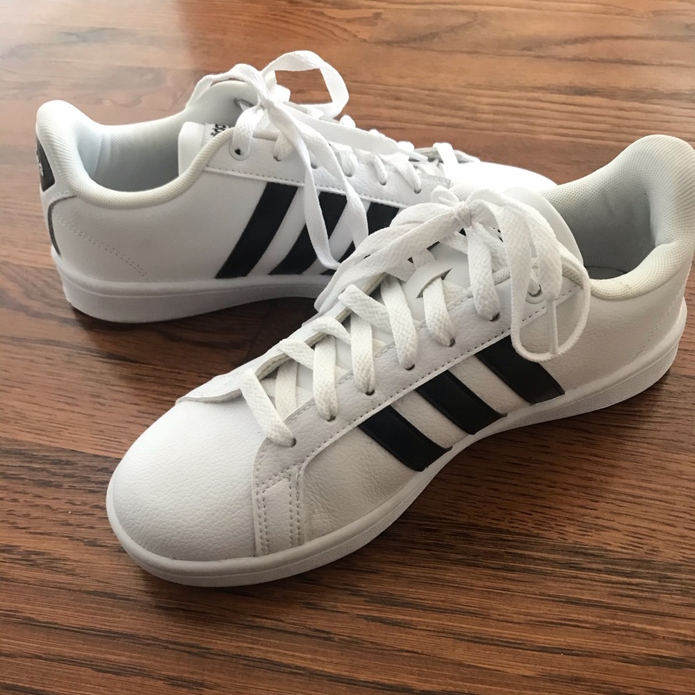 Women’s white and black adidas sneakers size 7.5